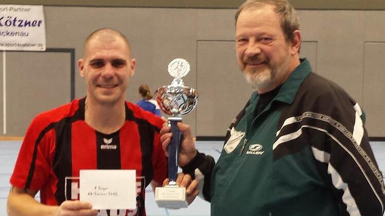 Das Bild von der Pokalübergabe zeigt Römershags Vorsitzenden Erwin Miller (rechts) sowie Sebastian Ziegler, Spielführer des FC Bad Brückenau. Foto: privat