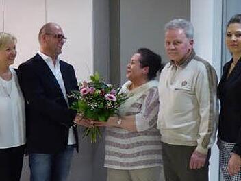 Harald Schneider und seine Frau Ilse (links) dankten Fatma Back mit einem Blumenstrauß und verabschiedeten Egon Back in den Ruhestand. Rechts: Madeleine Schneider. Foto: Küchenstudio