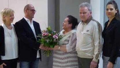 Harald Schneider und seine Frau Ilse (links) dankten Fatma Back mit einem Blumenstrauß und verabschiedeten Egon Back in den Ruhestand. Rechts: Madeleine Schneider. Foto: Küchenstudio