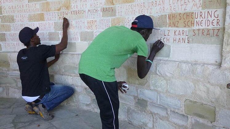 Jamba Suwaneh (links) und Modou Lamin Bozang hochkonzentriert bei der Arbeit. Foto: Sabine Weinbeer
