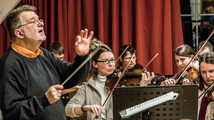 Impressionen von der Probenarbeit mit dem Orchester der "Gesellschaft der Musikfreunde Neustadt" unter Leitung von Hans Stähli. Fotos: Jochen Berger