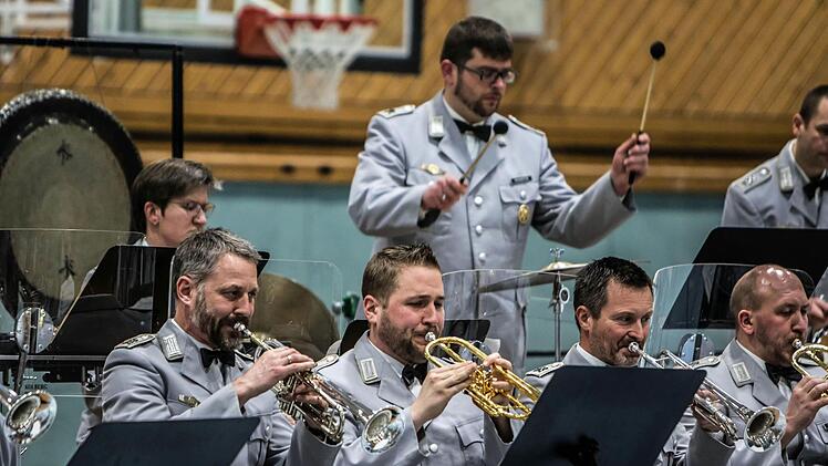 Impressionen vom Auftritt des Heeresmusikkorps Veitshöchheim in der Sporthalle der PestalozzischuleFoto: Jochen Berger