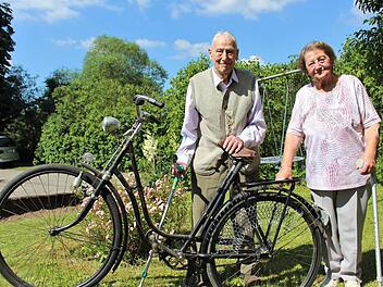 Willi Riemey und seine Frau Hertha in seinem Garten in Rupboden - mit dabei natürlich ein altes Fahrrad aus den 1950-er Jahren.  Foto: Julia Raab