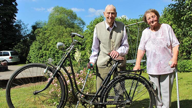 Willi Riemey und seine Frau Hertha in seinem Garten in Rupboden - mit dabei natürlich ein altes Fahrrad aus den 1950-er Jahren.  Foto: Julia Raab