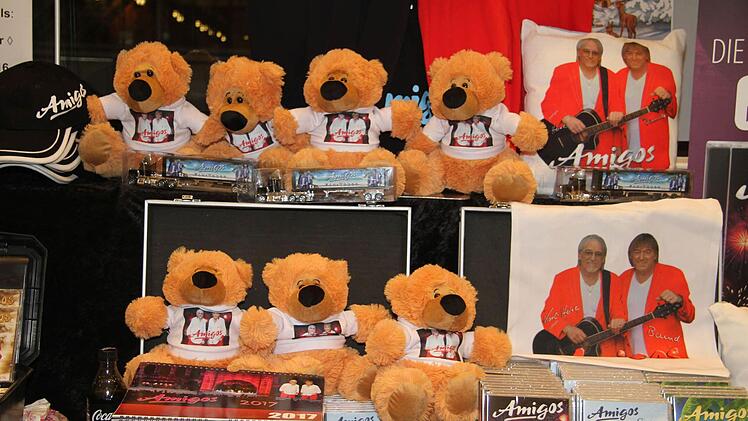 Echte Fans stürmten in der Pause den Stand mit den Fanartikeln: Teddybären, Glitzerlichter, Tassen, CDs, DVDs - alles fand reißenden Absatz. Foto: Sonny Adam