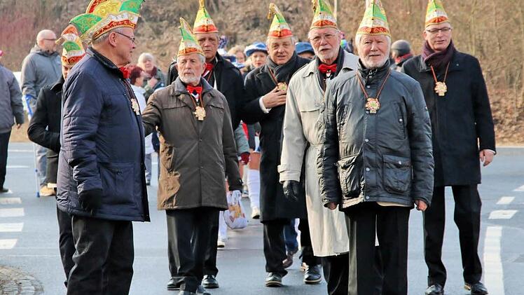 Bei Sonnenschein tanzen, schunkeln und singen kleine und große Narren beim "Faschingsfez" auf dem Anger. Nicht nur die Organisatoren freut's. Foto: Dieter Britz