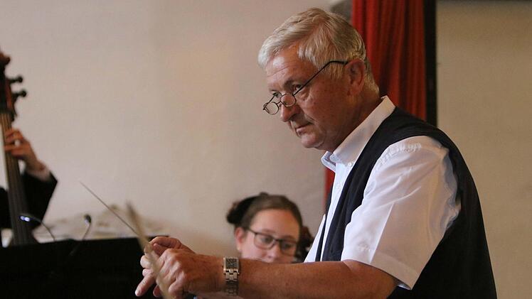 Der Musizierkreis Neustadt unter Leitung von Norbert Luche gestaltete seine Kaffeehausmusik in Meilschnitz. Foto: Jochen Berger