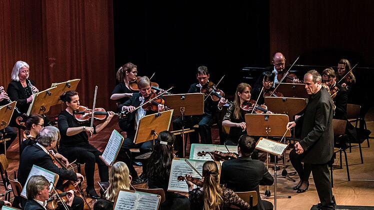 Bei der Beethoven-Gala im Coburger Kongresshaus begeisterte Alexander Lonquich gleich doppelt - als Pianist und als Dirigent des Philharmonischen Orchesters.Foto: Jochen Berger