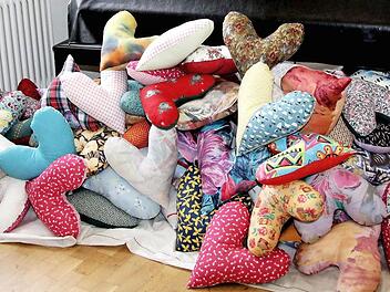 Die Herzkissen helfen Brustkrebspatientinnen. Foto: Richard Sänger