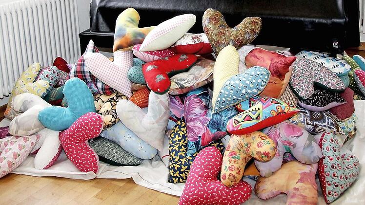 Die Herzkissen helfen Brustkrebspatientinnen. Foto: Richard Sänger