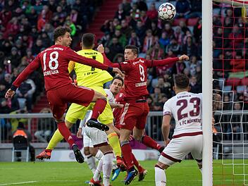 Robert Lewandowski (zw. v. l.) nutzte im Hinspiel bereits in der 9. Minute eine Nürnberger Unsicherheit zum Führungstreffer der Bayern. Torhüter Fabian Bredlow springt dabei ins Leere. Foto: Sven Hoppe/dpa