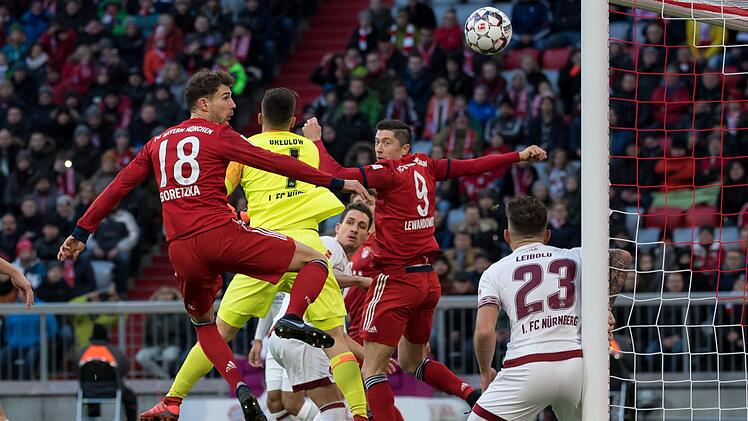 Robert Lewandowski (zw. v. l.) nutzte im Hinspiel bereits in der 9. Minute eine Nürnberger Unsicherheit zum Führungstreffer der Bayern. Torhüter Fabian Bredlow springt dabei ins Leere. Foto: Sven Hoppe/dpa