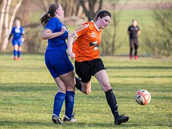 18 Tore erzielte Angreiferin Sandra Neubauer (orangefarbenes Trikot) in der Vorsaison für den SV Reitsch. Künftig stürmt sie gemeinsam mit Linda Querfurth und Kristin Rebhan.  Foto: Heinrich Weiß