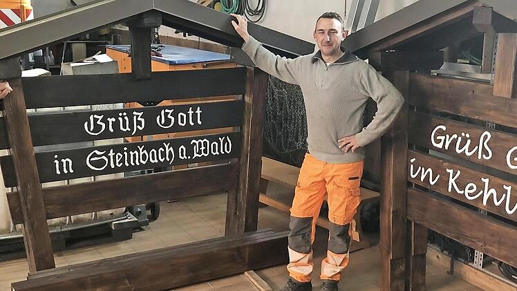 Zweite Bürgermeisterin Monika Barnickel dankte dem Bauhofmitarbeiter Marco Großmann für die sehr gelungene Restaurierung der beiden Ortstafeln. Nach und nach folgen die anderen Begrüßungsschilder in der Gemeinde Steinbach am Wald.  Foto: Heike Schülein