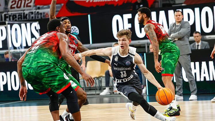Bennet Hundt (am Ball) war am Ende der Matchwinner mit einem wichtigen Offensivrebound und den siegbringenden Punkten von er Freiwurflinie. Foto: Daniel Löb