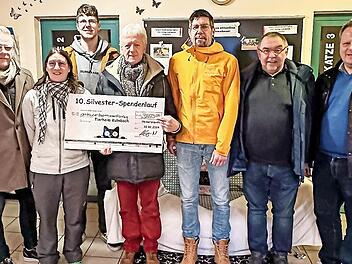 Laufen für einen guten Zweck: im Bild (von links) Zweiter Bürgermeister Frank Wilzok, Tierheimleiterin Angelika Enzmann, Paul Heller, Schatzmeister Hans Beyer, Marc Heller, Tierschutzvereinsvorsitzender Wolfgang Hain und Oberbürgermeister Ingo Leh...