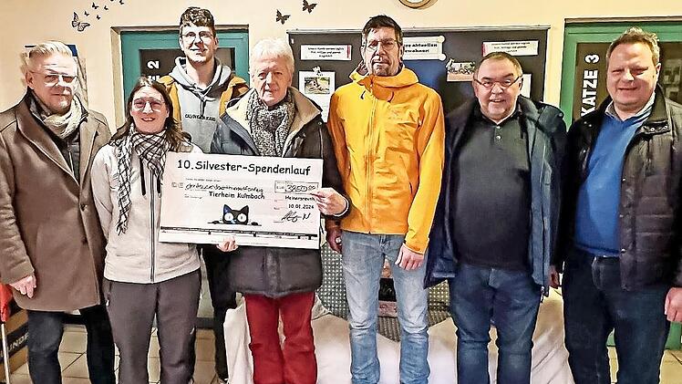 Laufen für einen guten Zweck: im Bild (von links) Zweiter Bürgermeister Frank Wilzok, Tierheimleiterin Angelika Enzmann, Paul Heller, Schatzmeister Hans Beyer, Marc Heller, Tierschutzvereinsvorsitzender Wolfgang Hain und Oberbürgermeister Ingo Leh...