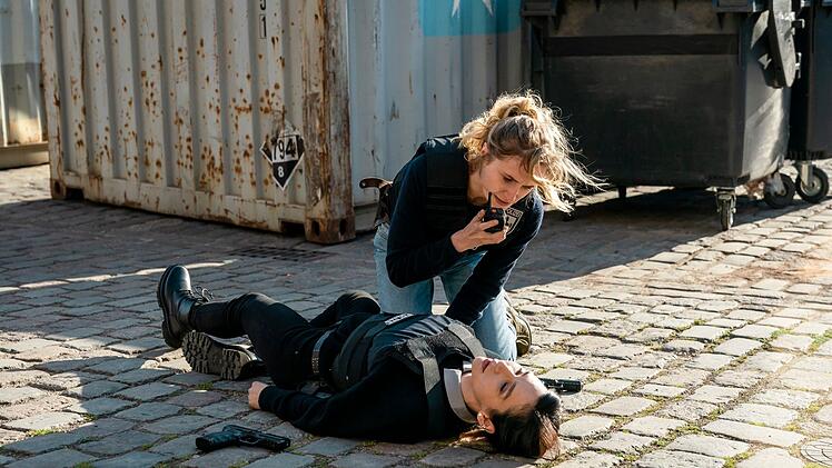 Bei einem gemeinsamen Einsatz im Containerhafen wird Femkes (Pia-Micaela Barucki, kniend) Kollegin Ceylan (Yasemin Cetinkaya) lebensgefährlich verletzt.