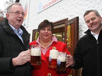 Dekan Hans Roppelt hebt das Glas mit Andrea Schübel und Jürgen Schübel-Münch. Foto: Sonja Adam