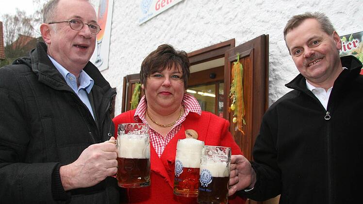 Dekan Hans Roppelt hebt das Glas mit Andrea Schübel und Jürgen Schübel-Münch. Foto: Sonja Adam