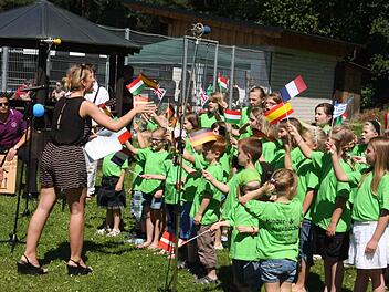 Stella Haselbauer leitet den Kinder- und Jugendchor Weingarts an. Fotos: Galster