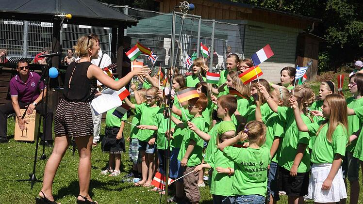 Stella Haselbauer leitet den Kinder- und Jugendchor Weingarts an. Fotos: Galster