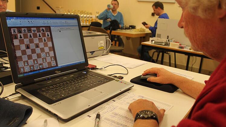 Im Organisationbüro wird fieberhaft daran gearbeitet, die Notationen der Partien möglichst schnell ins Internet zu stellen. Foto: Markus Häggberg