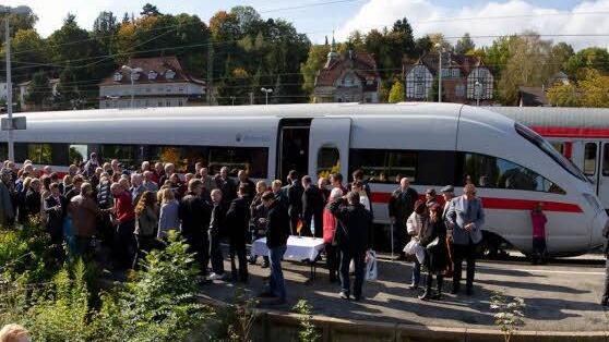 Er war ja schon einmal da, der ICE: Die Taufe des "Rödental"-Zuges fand allerdings nur auf der Nahverkehrsstrecke zwischen Coburg und Sonneberg statt. Foto: CT-Archiv