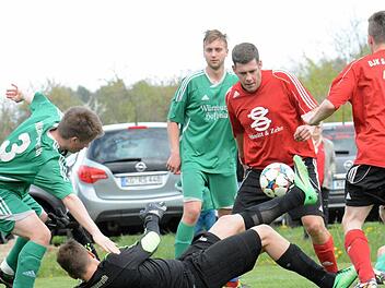 Rückendeckung: Stangenroths Keeper Sven Eyrich klärt per Fußabwehr vor dem Schlimpfhofer Sebastian Schreck. Wache halten die TSVler (von links) Florian Edelmann und Sandro Rauch. Foto: ssp