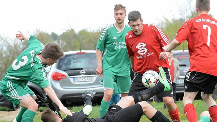 Rückendeckung: Stangenroths Keeper Sven Eyrich klärt per Fußabwehr vor dem Schlimpfhofer Sebastian Schreck. Wache halten die TSVler (von links) Florian Edelmann und Sandro Rauch. Foto: ssp