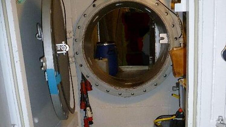 Der Bau des Bunkers in seinem Garten überforderte den damals bereits verschuldeten Angeklagten finanziell völlig. "Die Baustelle hat hohe Summen verschlungen", so der 36-Jährige aus Himmelkron, der am Mittwoch ein volles Geständnis ablegte.  Foto: Polizei