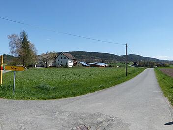 Mit einem Kostenaufwand von 290 000 Euro wird der Wirtschaftsweg von Himmelkron auf Höhe des Schwimmbadgeländes bis zur Autobahnbrücke Richtung Streit im Rahmen der Zweitflurbereinigung ausgebaut. Die Gemeinde Himmelkron leistet dazu einen Kostenanteil von 83 700 Euro. Foto: Werner Reißaus