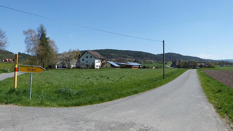 Mit einem Kostenaufwand von 290 000 Euro wird der Wirtschaftsweg von Himmelkron auf Höhe des Schwimmbadgeländes bis zur Autobahnbrücke Richtung Streit im Rahmen der Zweitflurbereinigung ausgebaut. Die Gemeinde Himmelkron leistet dazu einen Kostenanteil von 83 700 Euro. Foto: Werner Reißaus