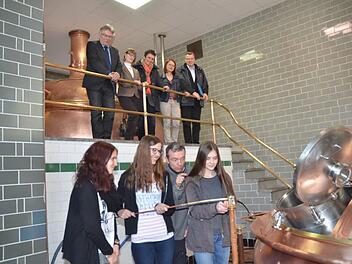 Drei Mädchen interessieren sich fürs Bierbrauen beim Girls´ Day in der Gampertbräu. Im Sudhaus entnehmen, Britta Beinke, Julia Sünkel und Madlen Möller (vorne von links) unter fachmännischer Beratung von Braumeister Oliver Kaufmann aus dem Braukessel eine Probe, um die Stammwürze festzustellen. Foto: eh