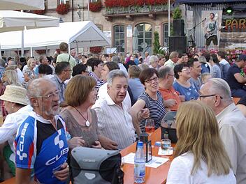 Erlesene Weine, deftiges Essen und Feierstimmung zeichnen das FC-Weinfest (Foto) von jeher aus. Das ist sicher auch für das kommende Wochenende zu erwarten. Fotos: Winfried Ehling