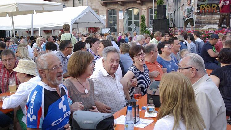 Erlesene Weine, deftiges Essen und Feierstimmung zeichnen das FC-Weinfest (Foto) von jeher aus. Das ist sicher auch für das kommende Wochenende zu erwarten. Fotos: Winfried Ehling