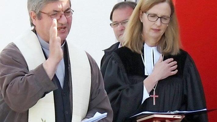 Pfarrer Diter Glaeser und Dekanin Stefanie Ott-Frühwald segneten die neue Rettungswache. Foto: Popp