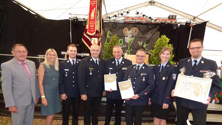 Die Ehrungen (v. l.) Zweiter  Bürgermeister Rainer Brendel, MdB Silke Launert, KBM  Andreas Lodes, KBI Stefan Steger, Ehrenvorsitzender Bernhard Schriefer,  Kommandant Wolfgang Bothe, Vorsitzende Christina Goldfuß und Zweiter  Kommandant Christian Berner. Foto: Thomas Weichert