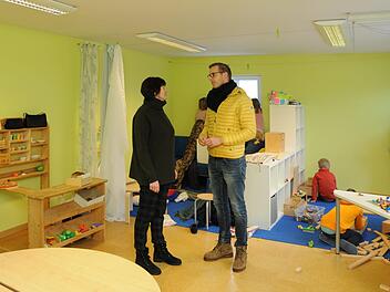 Die Leiterin der Mittagsbetreuung Andrea Reuth im Gespräch mit  Bürgermeister Holger Bezold: Die Aufnahme von weiteren Kindern im Milchhaus  ist nicht mehr möglich und man könne keine weiteren Kinder hier mehr aufnehmen.   Foto: Karl-Heinz Wirth