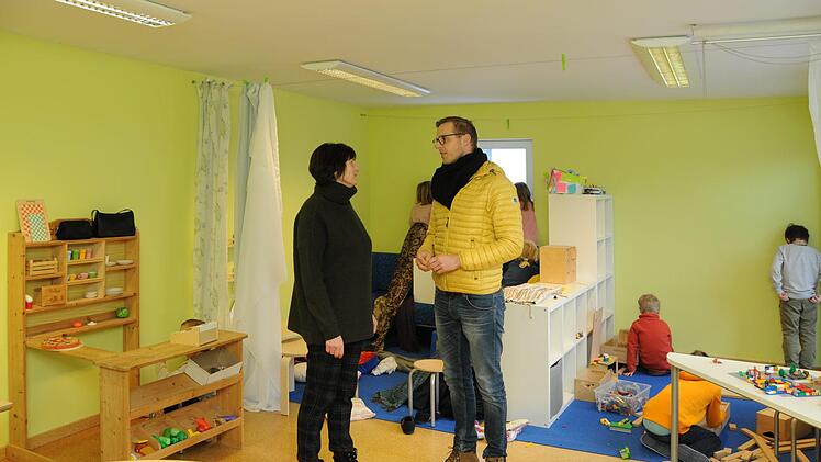 Die Leiterin der Mittagsbetreuung Andrea Reuth im Gespräch mit  Bürgermeister Holger Bezold: Die Aufnahme von weiteren Kindern im Milchhaus  ist nicht mehr möglich und man könne keine weiteren Kinder hier mehr aufnehmen.   Foto: Karl-Heinz Wirth