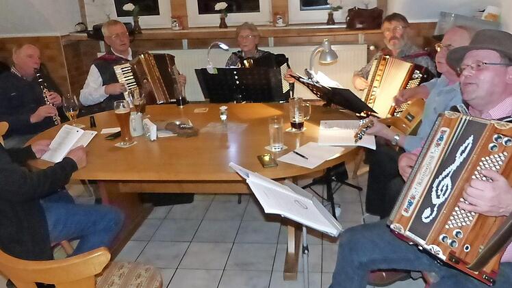 Die Musikerrunde beim Jubiläumssingen Foto: Klaus-Peter Wulf