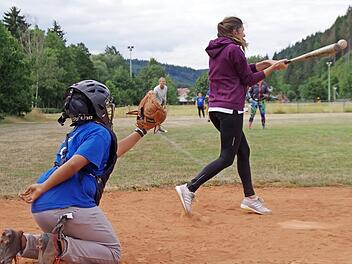 Der Schlag sitzt. Die Referendarin hämmert den Ball weit ins Feld hinaus.  Foto: Marco Meißner