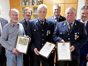 Geehrte und Offizielle bei der Feuerwehr Feuln/Waizendorf (von links): Bürgermeister Werner Diersch, Hermann Oetter, Kommandant Ludwig Beierlein, Detlef Renner, Kreisbrandinspektor Friedrich Weinlein, Vorsitzender Josef Witzgall, Landrat Klaus Peter Söllner und Kreisbrandmeister Wolfgang Kunert Foto: Dieter Hübner