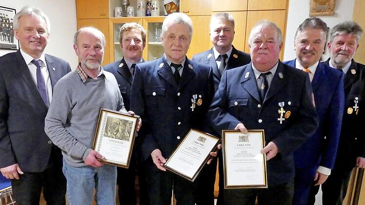 Geehrte und Offizielle bei der Feuerwehr Feuln/Waizendorf (von links): Bürgermeister Werner Diersch, Hermann Oetter, Kommandant Ludwig Beierlein, Detlef Renner, Kreisbrandinspektor Friedrich Weinlein, Vorsitzender Josef Witzgall, Landrat Klaus Peter Söllner und Kreisbrandmeister Wolfgang Kunert Foto: Dieter Hübner