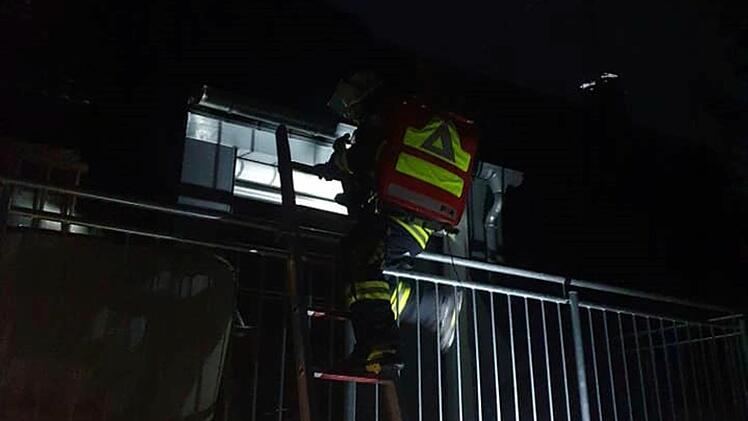 Gruppenübung der Freiwilligen Feuerwehr Bubenreuth: Einsatz mit der Gelenkdrehleiter