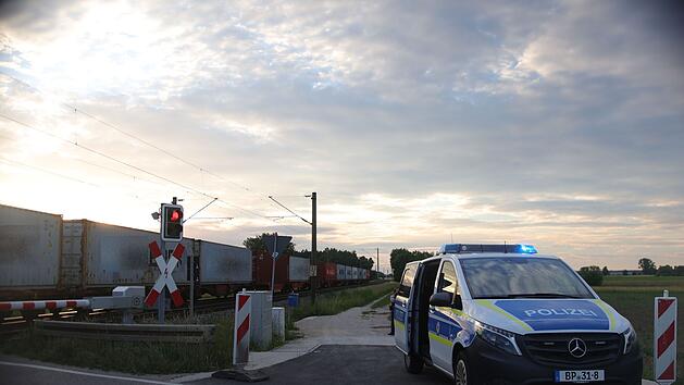 Zug kollidiert mit Motorrad: Biker fl&uuml;chtet von der Unfallstelle