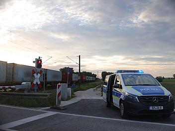 Zug kollidiert mit Motorrad: Biker fl&uuml;chtet von der Unfallstelle