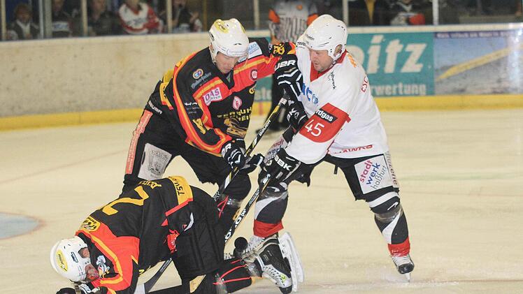 Der Puck ist noch frei, fliegt aber genau zwischen die Beine des am Boden liegenden Peißenbergers Michael Pfaff (links, daneben Teamkollege Florian Barth). Haßfurts Pavel Weiß (rechts) kann nichts ausrichten.