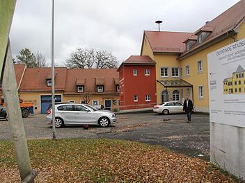 Rathaus und Feuerwehrhaus sind saniert, der Platz aber lässt doch sehr zu wünschen übrig. Bürgermeister Ludwig Göhl drängt auf einen vorzeigbaren Abschluss. Foto: Georg Stöhr