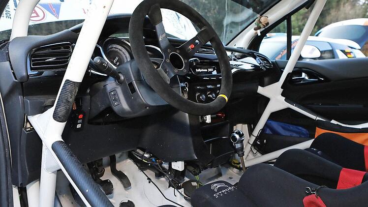 Der "Arbeitsplatz" eines Rallye-Teams: Um Gewicht zu sparen, ist nur das Nötigste im Cockpit verblieben. Ohne Überrollkäfig geht es allerdings nicht, denn Sicherheit geht vor. Fotos: Matthias Hoch